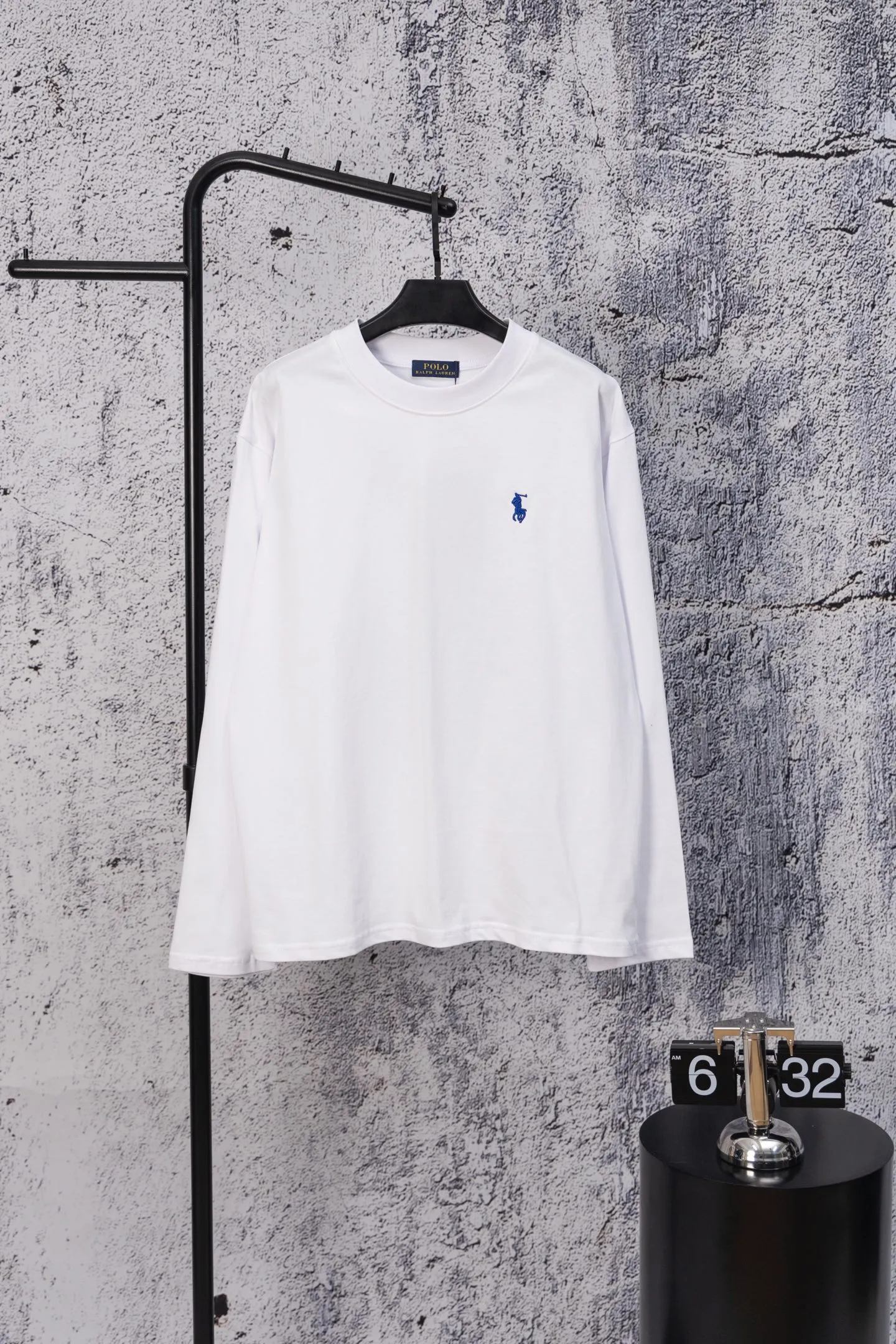 P190 Ralph Lauren solid color pony embroidered logo round neck long-sleeved T-shirt. New model on the market. 25ss. Heavy wash. The front panel is matched with a small logo and the back panel is patch-embroidered. Long-sleeved T-shirt for couples. A high-end simple style that you will never get tired of. Pocket patch embroidery is simple style. Advanced temperament. Perfect details. 💯 Classic logo logo on the upper body is super good-looking. Fabric: 300g. Size: s—xl. Color: black and white.